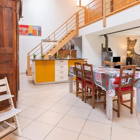 Rustic Bohon Family Retreat デュルビュイ