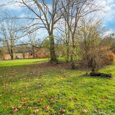 別荘 Rustic Bohon Family Retreat デュルビュイ